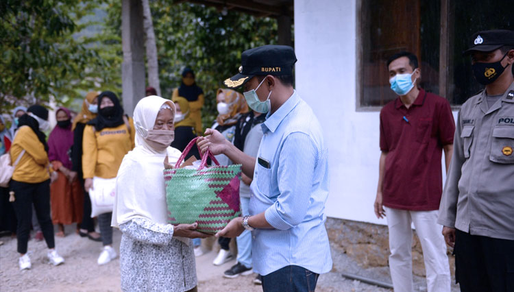 Suasana saat Bupati Indrata Nur Bayuaji berikan bantuan kepada Mbah Sikat (FOTO: Dok Humas Pemkab. Pacitan)