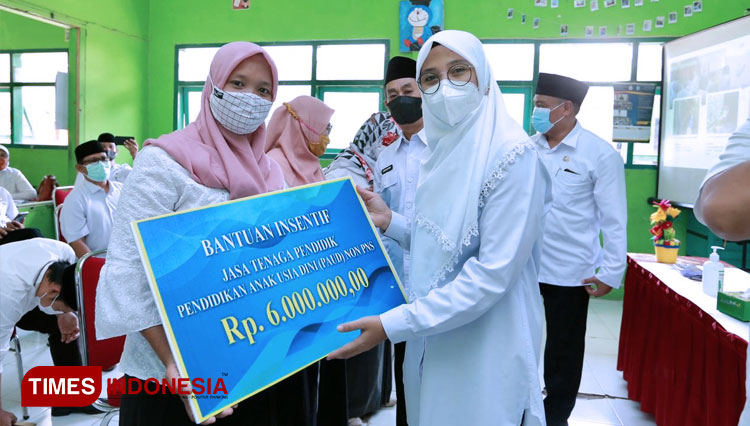 Bupati Banyuwangi Ipuk Fiestiandani Azwar Anas saat menyerahkan insentif secara simbolis (FOTO: Rizki Alfian/ TIMES Indonesia)