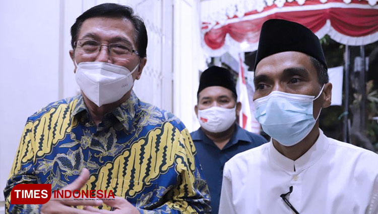 (kiri-kanan) Ketua Umum Badan Musyawarah Antar Gereja (BAMAG) Kota Surabaya, Pdt Dr M Sudhi Darma bersama Ketua PCNU Kota Surabaya Dr Muhibbin Zuhri, Jumat (30/4/2021) malam. (Foto: Lely Yuana/TIMES Indonesia)