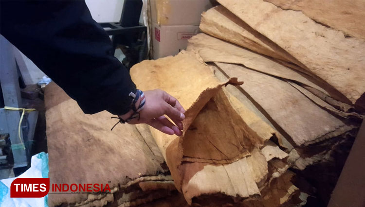 Peci-unik-berbahan-kulit-kayu-waru-honai-hasil-kreasi-Endin-Misbahudin-2.jpg