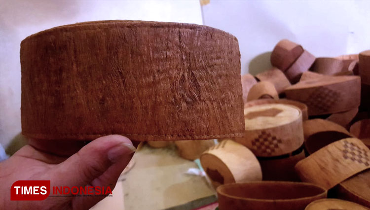 Peci unik berbahan kulit kayu waru/honai hasil kreasi Endin Misbahudin (40) warga Kampung Gegerkalong, Desa Sukanagalih, Kabupaten Tasikmalaya, Jawa Barat. (FOTO: Harniwan Obech/TIMES Indonesia)