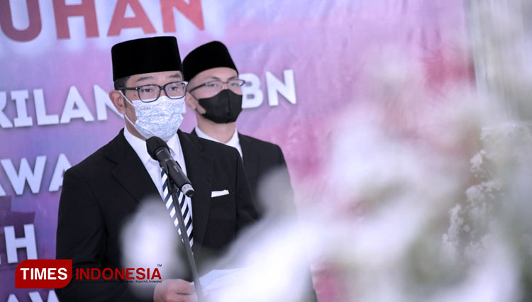 Gubernur Jabar Ridwan Kamil saat mengukuhkan Wahidin sebagai Kepala BKKBN Jabar di Gedung Pakuan, Kota Bandung, Jumat (30/4/21). (Foto: Humas Jabar for TIMES Indonesia)