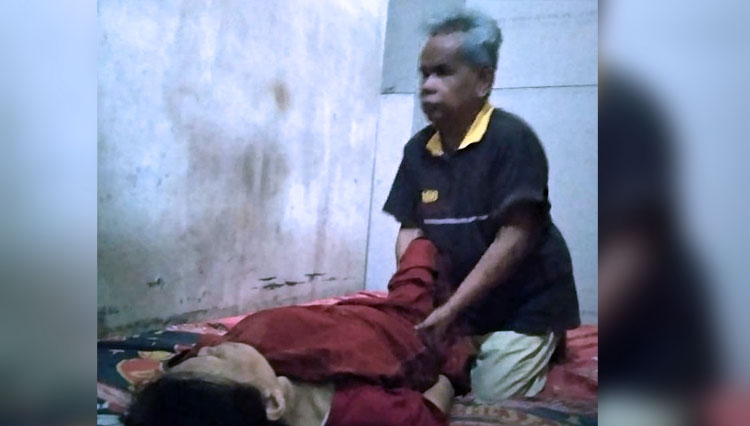 Pasangan suami istri, Sarmin dan Enok Murni yang menawarkan jasa praktik pijat di Ciamis (FOTO: Dok. Iman)