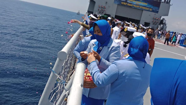 Upacara tabur bunga untuk para prajurit TNI yang gugur bersama KRI Nanggala 402 di perairan Bali, Jumat (30/4/2021). (FOTO: Puspen TNI)