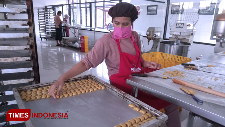 Proses membuat roti di TeFa Bakery and Coffee Polije. (Foto: Arip Ripaldi/TIMES Indonesia)