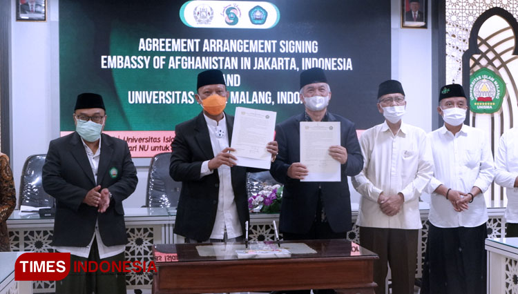 Rektor Unisma dan Dubes RI untuk Afghanistan menunjukkan berkas kerjasama. (FOTO: Naufal Ardiansyah/TIMES Indonesia)