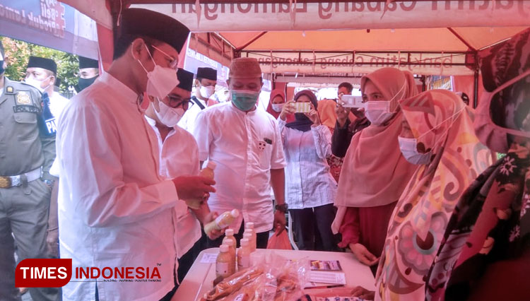 Bupati Lamongan Yuhronur Effendi saat meninjau salah satu stand produk unggulan UMKM lokal desa di Kecamatan Sarirejo, Jumat (30/04/2021), (FOTO: Moch. Nuril Huda/TIMES Indonesia)