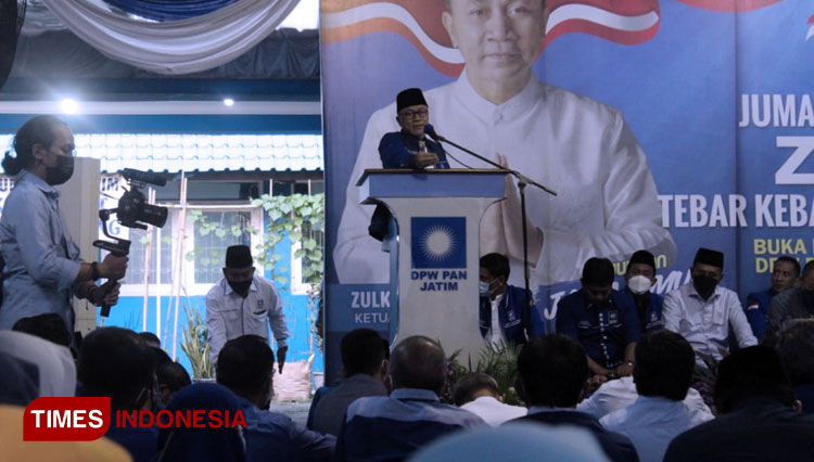 Ketua DPP (Dewan Pimpinan Pusat) PAN (Partai Amanah Nasional), Zulkifli Hasan saat menghadiri acara Jumat Berkah yang digelar oleh DPW PAN Jawa Timur, Jumat (30/4/2021). (Foto: Khusnul Hasana/TIMES Indonesia).