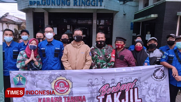 Kolabarosi RSI Unisma dan Tim Karang Taruna Gajayana Pembagian Takjil di Daerah Seputaran Dinoyo-Kota Malang. (FOTO: AJP TIMES Indonesia)