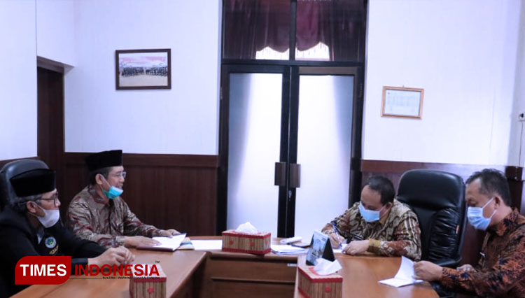 Pertemuan Bupati Pangandaran dengan pihak kampus STITNU Al-Farabi. (FOTO: Syamsul Ma'arif/TIMES Indonesia)