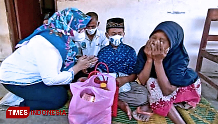Wakil Bupati Ponorogo Lisdyarita bagikan sembako dan uang saku kepada yatim piatu di Kecamatan Sawoo. (FOTO: Nuryasin/TIMES Indonesia)