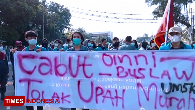 Peringati Hari Buruh, Buruh Cirebon Minta MK Cabut UU Omnibuslaw ...