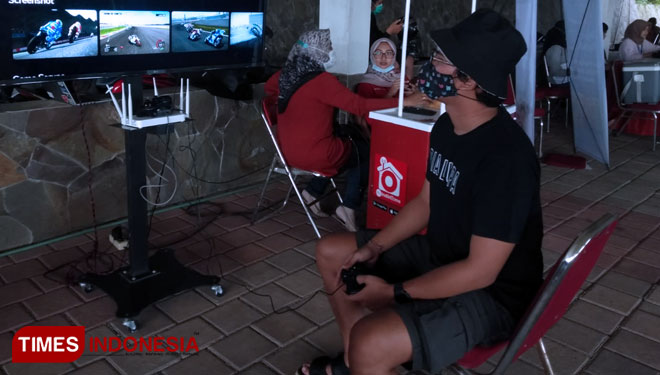 Booth IndiHome, perlihatkan layanan GameQoo. (Foto: Arip Ripaldi/TIMES Indonesia)