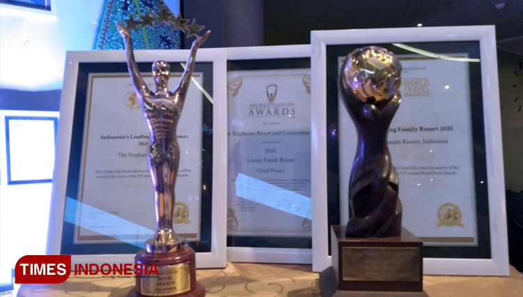 The trophy taken by Singahasari Resort for the wining the World Luxury Hotel Award. (Photo: Muhammad Dhani Rahman/ TIMES Indonesia)