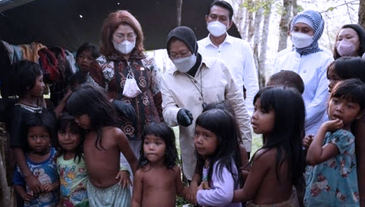Mensos RI Risma Saat Berkunjung ke Suku Anak Dalam Sebulan yang Lalu. (FOTO: IST for TIMES Indonesia).