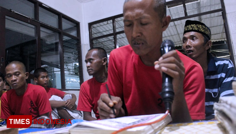 Yashirin kamerada er-xotinlarning haqiqiy ruscha uy qurilishi porno videolarini tomosha qiling.