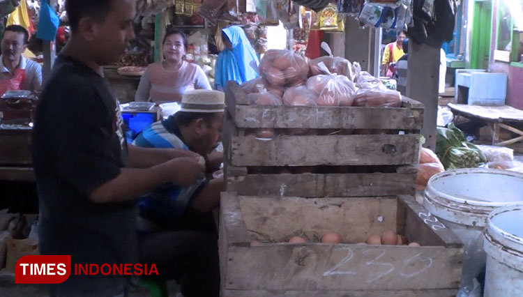 Pedagang bahan pokok di pasar Semampir, Kraksaan Kabupaten Probolinggo.(Foto: Dicko W/TIMES Indonesia)