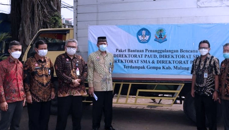 Kepala Dinas Pendidikan Kabupaten Malang Rachmat Hardijono saat menerima bantuan dari Kemendikbud Ristek RI. (Foto : Dinas Pendidikan Kabupaten Malang).