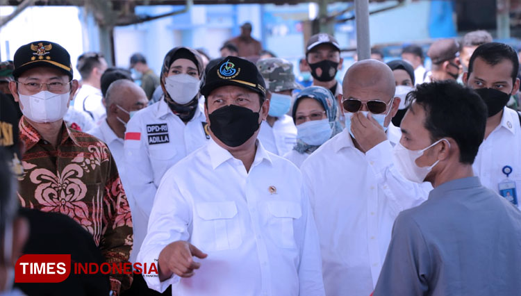 Menteri Kelautan dan Perikanan, Wahyu Sakti Trenggono (tengah) didampingi Bupati Lamongan, Yuhronur Efendi, saat berkunjung ke PPN Brondong, Sabtu (1/5/2021). (FOTO: MFA Rohmatillah/TIMES Indonesia)