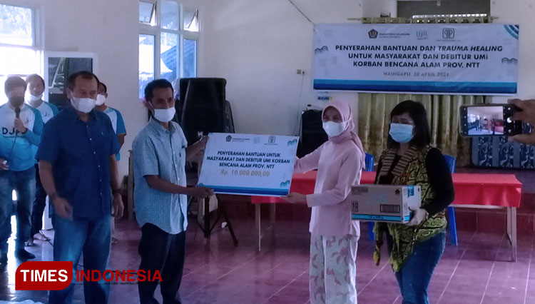 Direktur BLU-PIP Ririn Kadariyah saat mengunjungi dan menyerahkan bantuan kepada korban bencana alam di Panti Asuhan dan PNM Mekar Kiritana di Kabupaten Sumba Timur NTT. (FOTO: Habibudin/TIMES Indonesia) 
