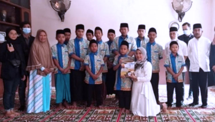 Dekan FEB, Dr. Ana Sopanah, SE., Ak. CA. CMA. CIBA menyerahkan paket bantuan kepada anak-anak di Panti Asuhan Al Ishlah Putra Malang.