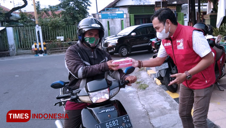Kegiatan bagi takjil gratis DPD PSI Kota Madiun. (FOTO: Romy Tri Setyo Wibowo/TIMES Indonesia)