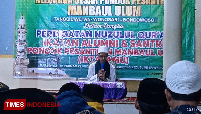 Kegiatan memperingati Nuzulul Quran yang diselenggarakan oleh IKTASAMU Bondowoso dan dikemas dalam bentuk kajian bersama (FOTO: Moh Bahri/TIMES Indonesia).
