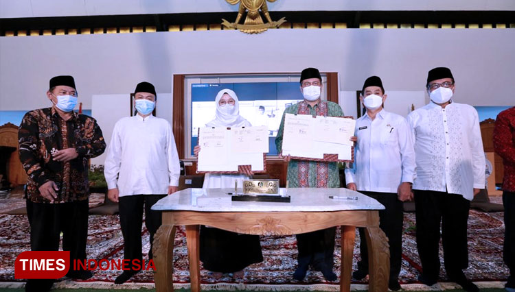 Bupati Banyuwangi Ipuk Fiestiandani Azwar Anas menandatangani perjanjian kerjasama dengan sejumlah Universitas (FOTO: Rizki Alfian/ TIMES Indonesia)