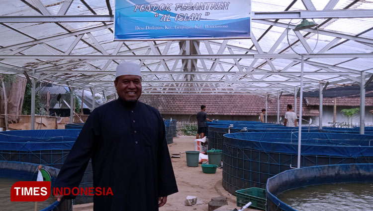 Pimpinan Pondok Pesantren Al-Islah, Kabupaten Bondowoso, Jawa Timur, KH Toha Yusuf Zakariya saat memperlihatkan bioflok peternakan ikan lele (FOTO: Moh Bahri/TIMES Indonesia).