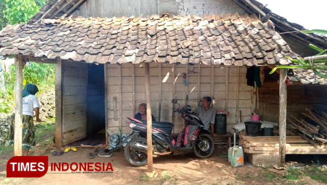Rumah Nenek Sarni yang tinggal bersama anaknya di Desa Waleran, Kecamatan Grabagan, Kabupaten Tuban (02/05/2021) (Foto Ahmad Istihar/TIMES Indonesia) 