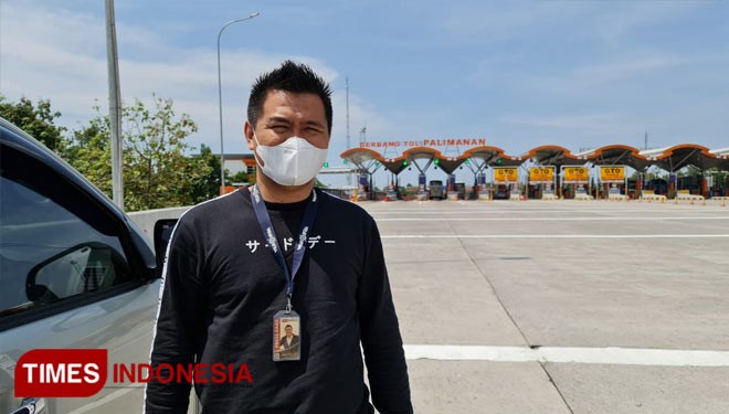 Wartawan TIMES Indonesia Kiagus Firdaus di depan Gerbang Tol Palimanan, Minggu (2/5/2021).(Foto : TIMES Indonesia)