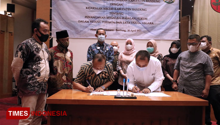 Penandatanganan MoU antara Ketua DPRD Kab Bandung Sugianto dan Kepala Kejari Kab Bandung Paryono, di Hotel Savoy Homann Bandung, Jumat (30/4/21). (FOTO: Humas Pemkab for TIMES Indonesia)