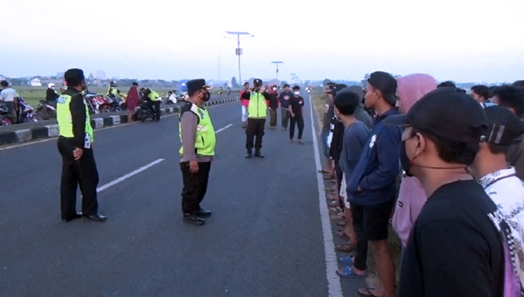 Olah TKP Polres Jombang grebek dan amakan puluhan motor balap liar di Bypass Mojoagung (FOTO: Humas Polres Jombang)