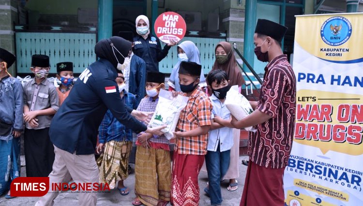 BNN Kab. Kediri bagikan puluhan paket makanan sehat dan beras zakat ke panti asuhan di kediri. (FOTO: AJP TIMES Indonesia)