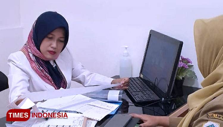 Dokter Spesialis Penyakit Dalam RSUD Dr. Soegiri Lamongan dr. Diah Maya Sari saat memberikan konsultasi kepada pasien penderita Diabetes Melitus, (Foto : Dokumen For TIMES Indonesia). 