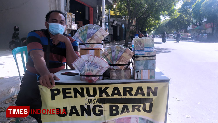 Salah satu usaha jasa penukaran uang baru di Jl. Ahmad Yani Jombang (Foto : Rohmadi/TIMES Indonesia)