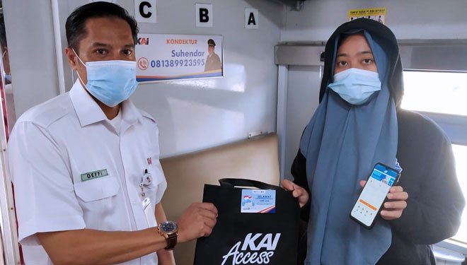 Hari Pendidikan Nasional Kai Daop 3 Cirebon Bagi Bagi Suvenir Times