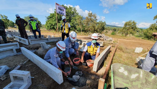 Ilustrasi pembangunan hunian tetap di Waisesa 1, Desa Tanjung Batu, Kabupaten Lembata NTT. (FOTO: Biro Komunikasi Kementerian PUPR RI)