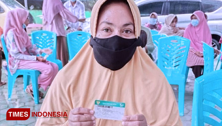 Rahmawati seorang PNS menjadi peserta JKN-KIS BPJS Kesehatan. (FOTO: Habibudin/TIMES Indonesia)