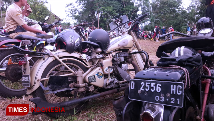 Motor BSA dan Harley Davidson dan unit sepeda motor tua ikut memeriahkan acara Crazy MX Sunday Sunset Ride, di Kampung Walagar, Kabupaten Tasikmalaya (FOTO: Harniwan Obech/TIMES Indonesia)