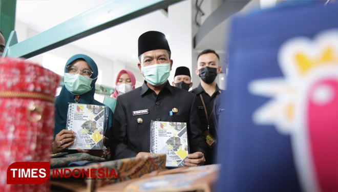 Bupati Bandung Dadang Supriatna meresmikan Bazaar Ramadan di Gedung Munara 99, Soreang, sENIN (3/5/21). (FOTO: Humas Pemkab for TIMES Indonesia)