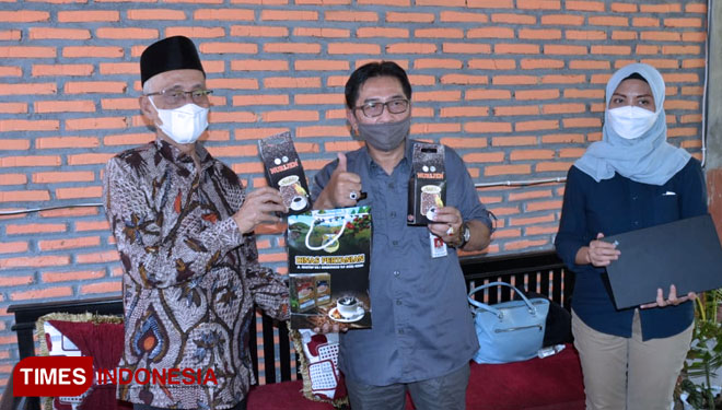 Bupati Bondowoso KH Salwa Arifin saat menerima kunjungan  Dirjen Sarana Prasarana Kementerian Pertanian RI, Sarwo Edy (FOTO: Moh Bahri/TIMES Indonesia)