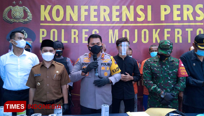 Kapolres Mojokerto saat konferensi pers penangkapan pelaku home industri petasan.  Senin (03/5/2021). (Foto: Thaoqid Nur Hidayat/TIMES Indonesia)