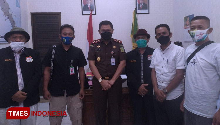 Kepala Kejari Simeulue saat menerima kunjungan Ketua LSM Garda Aceh dan LSM Laskar Aceh di ruang kerjanya, Senin (3/5/2021) (Foto: Kadri/TIMES Indonesia)