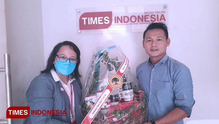 (Kanan) Ahmad Kurnia mewakili TIMES Indonesia menerima Bingkisan dari Untag yang diberikan langsung oleh Kepala Bagian Humas Karoline Rista (Foto: Shinta Miranda/TIMES Indonesia)