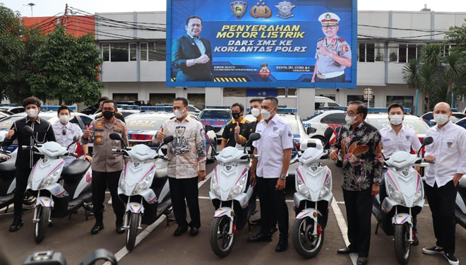 Ketua MPR RI Bambang Soesatyo menyerajkan hibah 10 unit motor listrik BS Electric ke Korlantas Polri. (Foto: Dok. MPR RI).