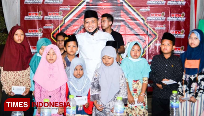 Owner Batik KaDe Pamekasan saat memberikan santunan kepada puluhan anak yatim di Bani Food Court, jalan raya Bonorogo, Kabupaten Pamekasan.(Foto: Akhmad Syafi'i/TIMES Indonesia)