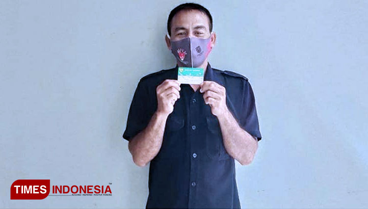 Salah seorang pekerja Heri Rihi yang terdaftar sebagai peserta PPU JKN-KIS di perusahan swasta.(FOTO: Habibudin/TIMES Indonesia) 