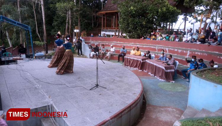 A cultural performance at Lembah Pejamben. (PHOTO: Susi/TIMES Indonesia)