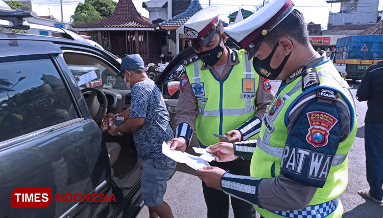 Polisi melakukan pemeriksaan terhadap penumpang dari Bali di pelabuhan Ketapang Banyuwangi. (FOTO: Agung Sedana/TIMES Indonesia)